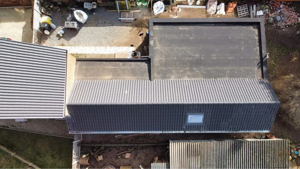 Dronefoto van de afgewerkte dakbedekking in Begijnendijk