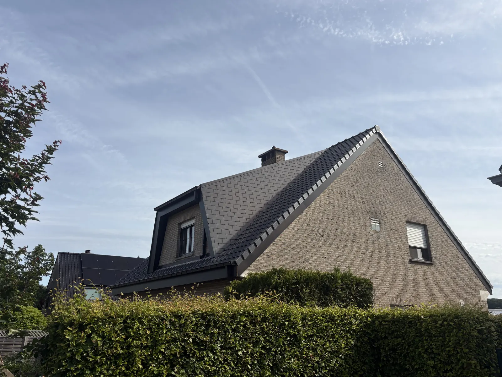 Volledig vernieuwd hellend dak met dakkapel, strak afgewerkt in het zwart