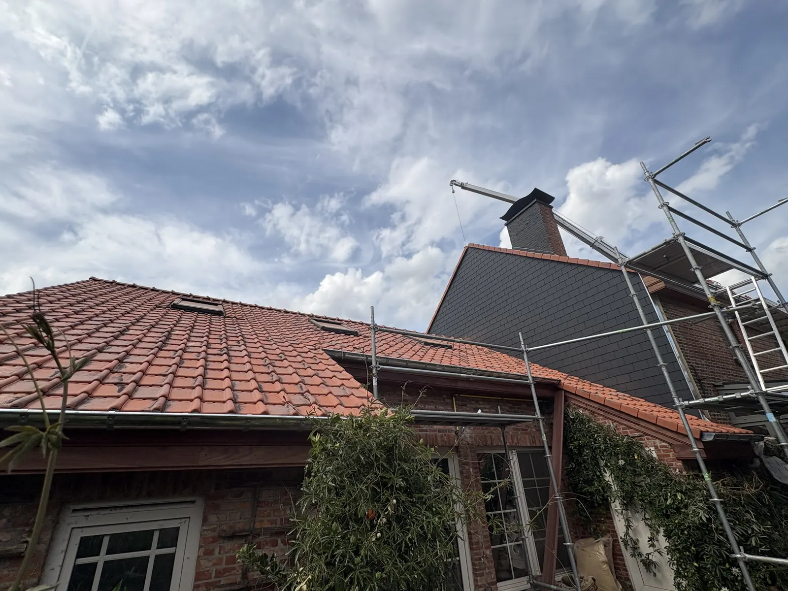 Dakrenovatie in uitvoering, dak en topgevel vernieuwd in leien