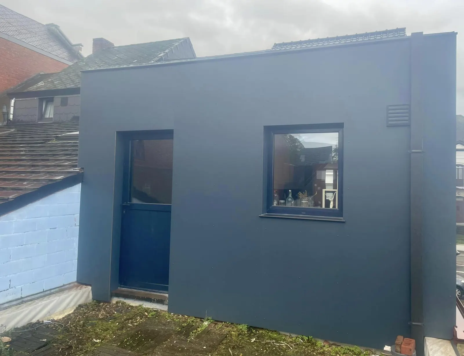 Gevelbekleding met houtstructuur en rockpanel Ral 7016 in Scherpenheuvel