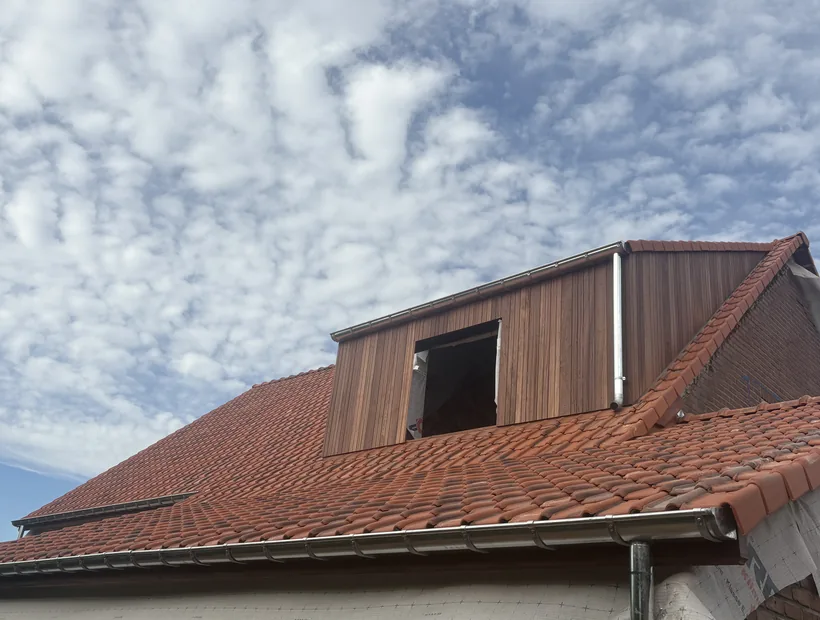 Dakkapel met houten bekleding op een pannendak