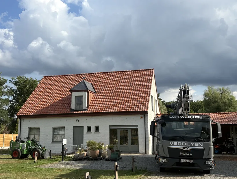 Vernieuwd pannendak op een gerenoveerde woning, met de kraanwagen van Dakwerken Verdeyen